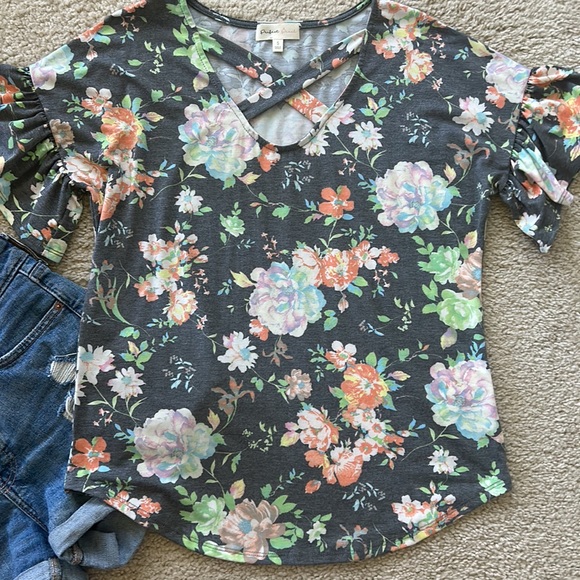 Short Sleeve Floral Top - Picture 2 of 6